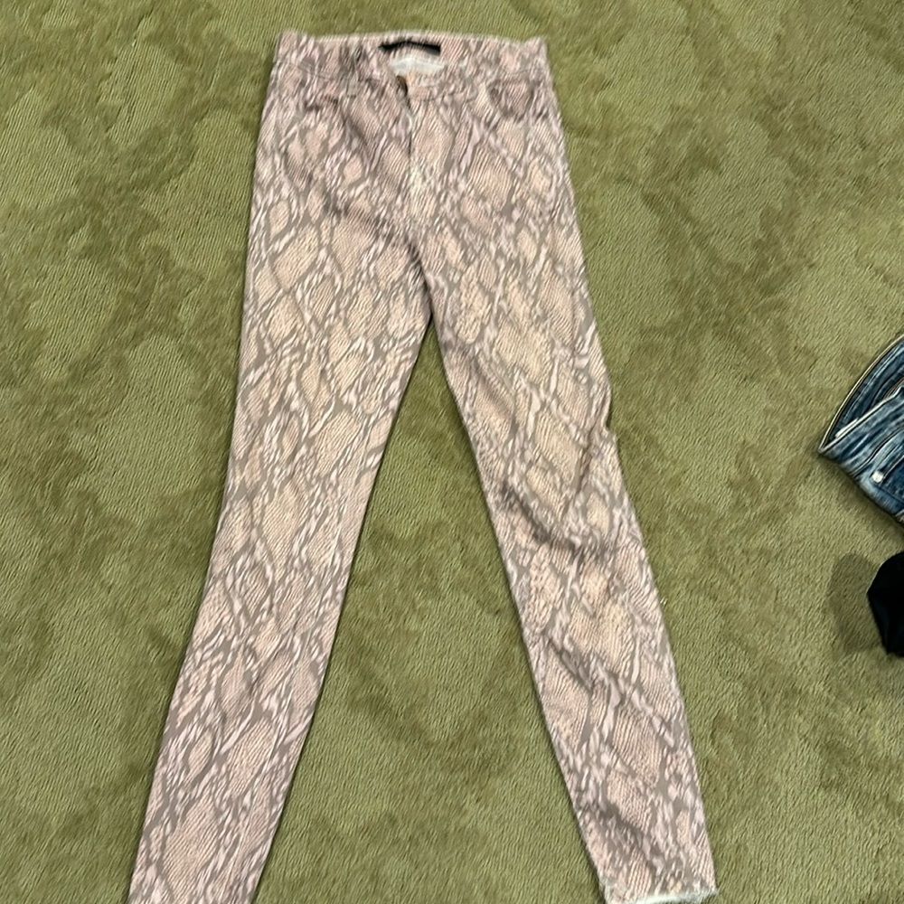 JBRAND size 25 snake skin pink and grey print
